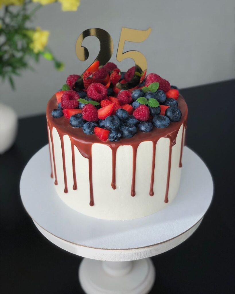 Торт на 25 років прикрашений ягодами Торт на 25 лет украшенный ягодами