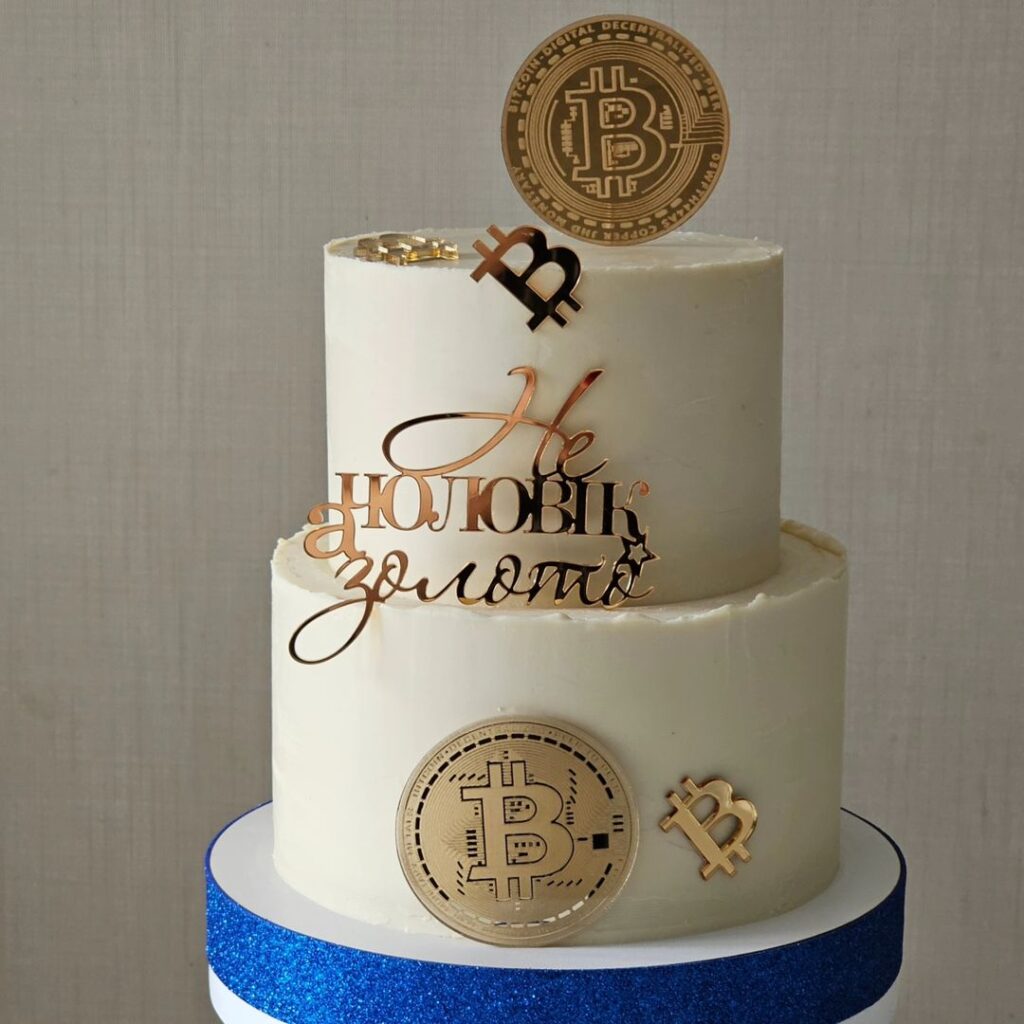 Торт украшенный биткоином