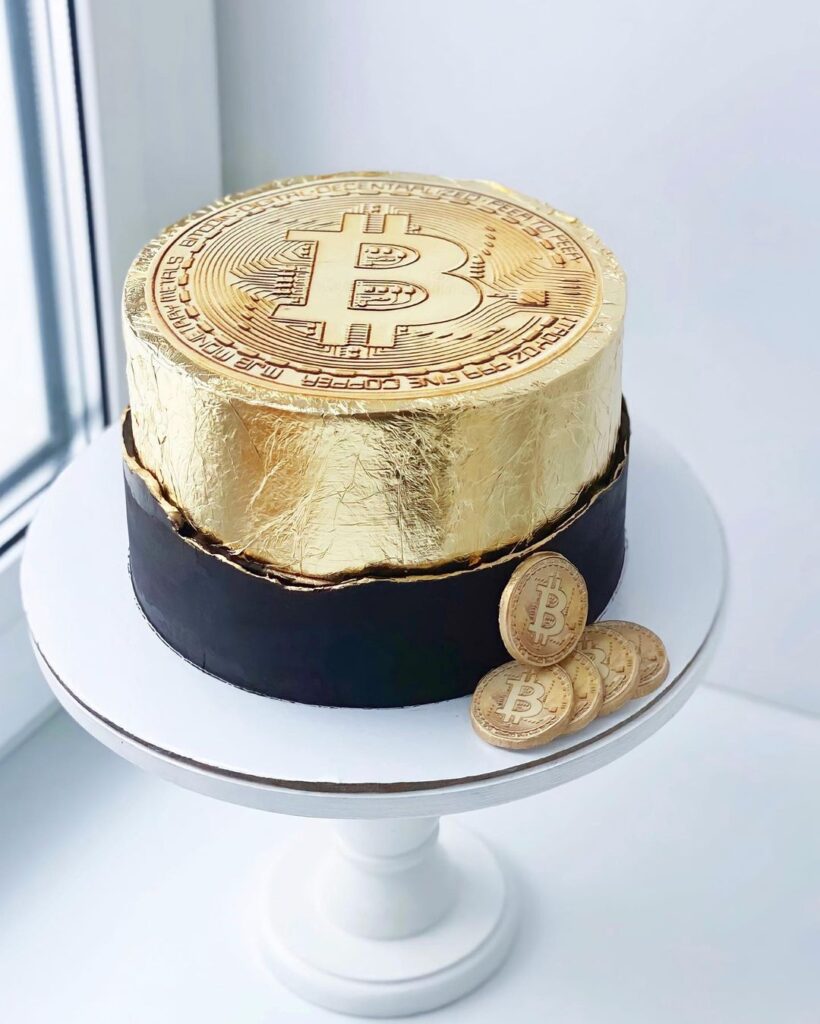 Торт у вигляді біткоїну Торт в виде биткоина