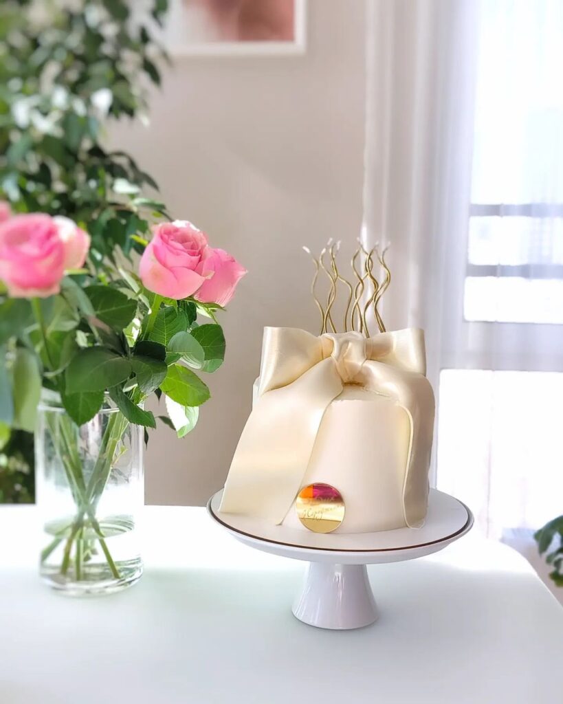 Торт с большим бантом Торт с большим бантом