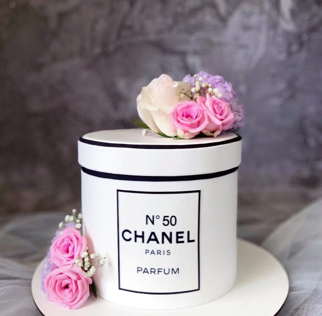 Торт в виде духов Шанель