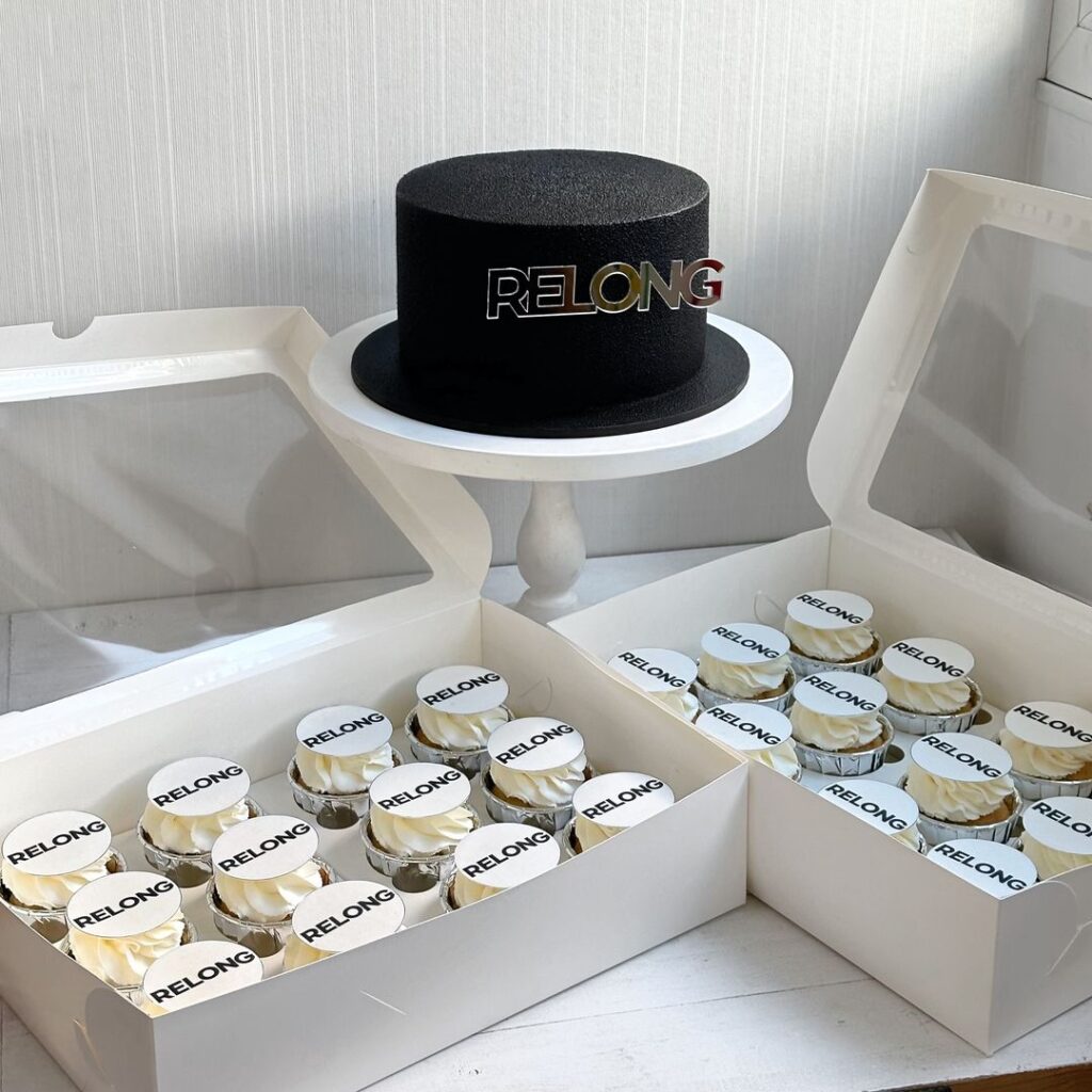 Торт із капкейками на корпоратив Торт с капкейками на корпоратив