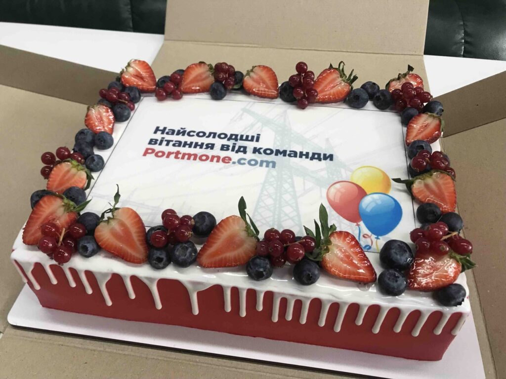 Корпоративный торт украшенный ягодами