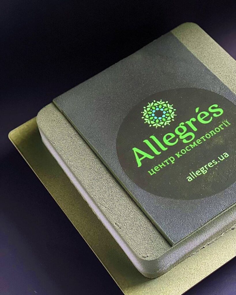 Корпоративний торт для центру косметології Корпоративный торт для центра косметологии