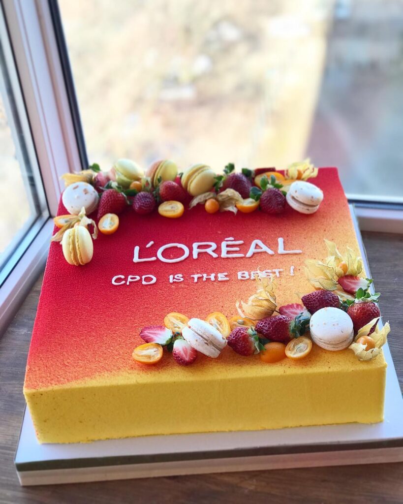 Корпоративный торт с макарунами и ягодами