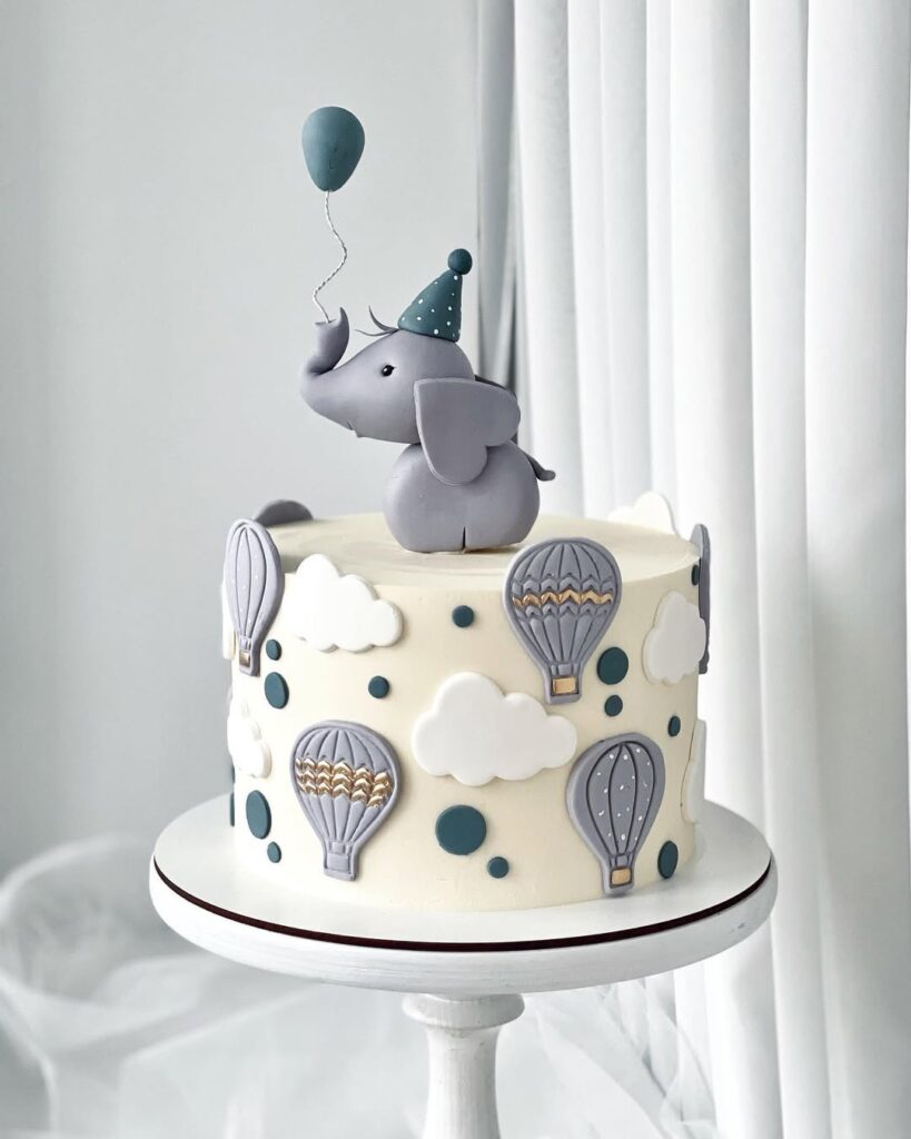 Торт із фігуркою слоника