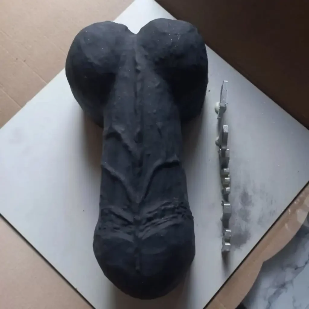 Торт у вигляді великого чоловічого статевого органа