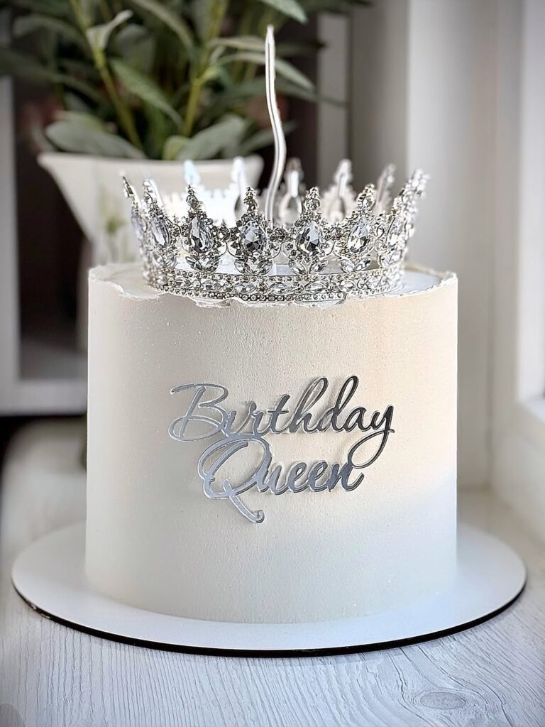 Білий торт з короною Білий торт з короною