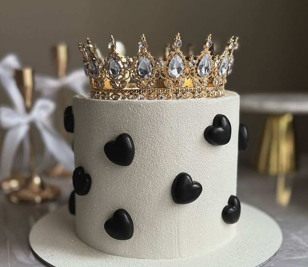 Торт з короною та сердечками
