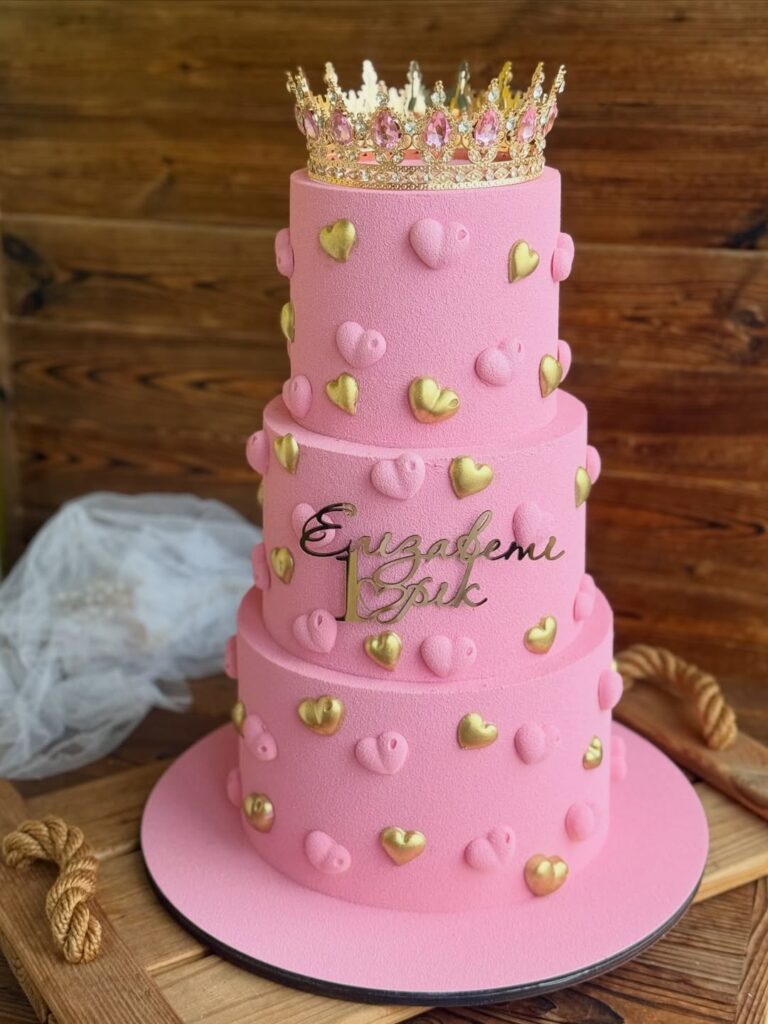Трьохярусний торт з короною