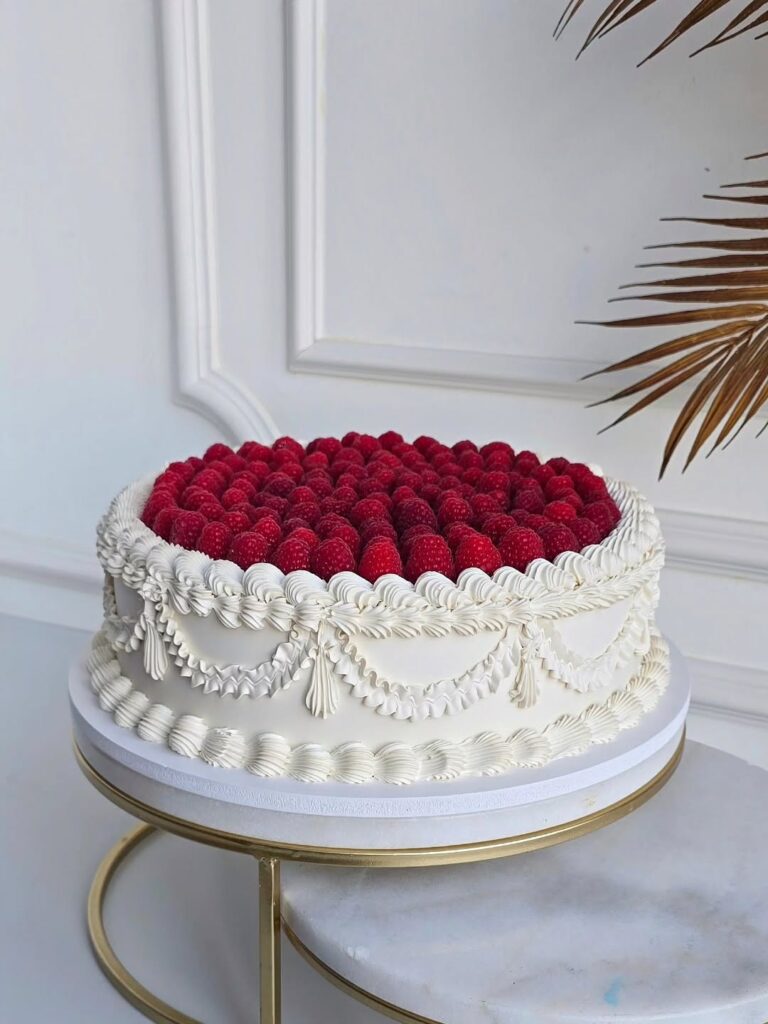 Весільний торт прикрашений малиною