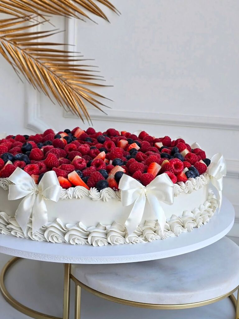 Весільний торт прикрашений ягодами