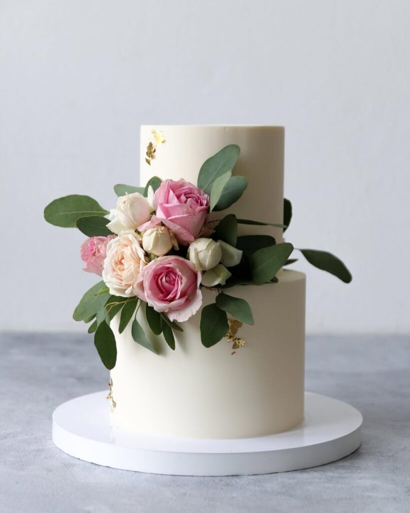 Весільний торт прикрашений розами