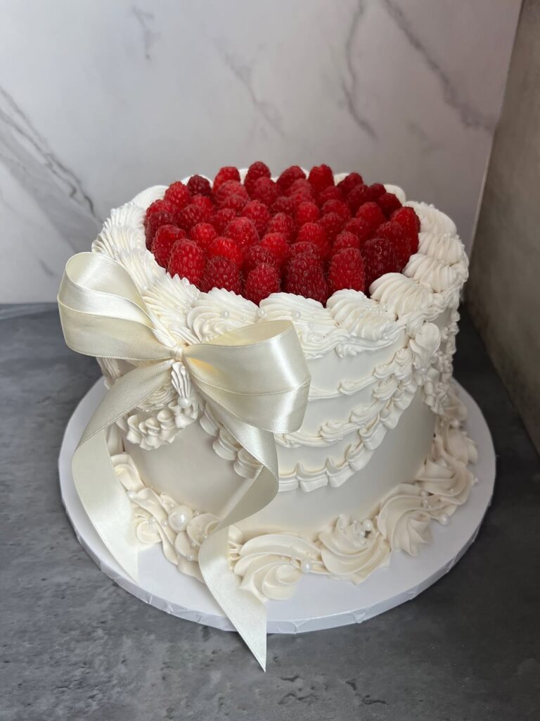 Свадебный торт с малиной Весільний торт з малиною