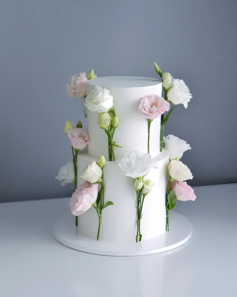 Весільний торт прикрашений квітами