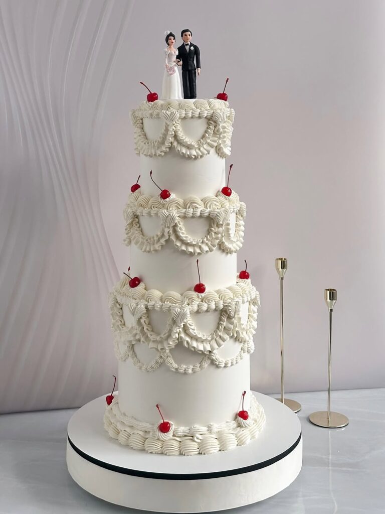 Високий весільний торт
