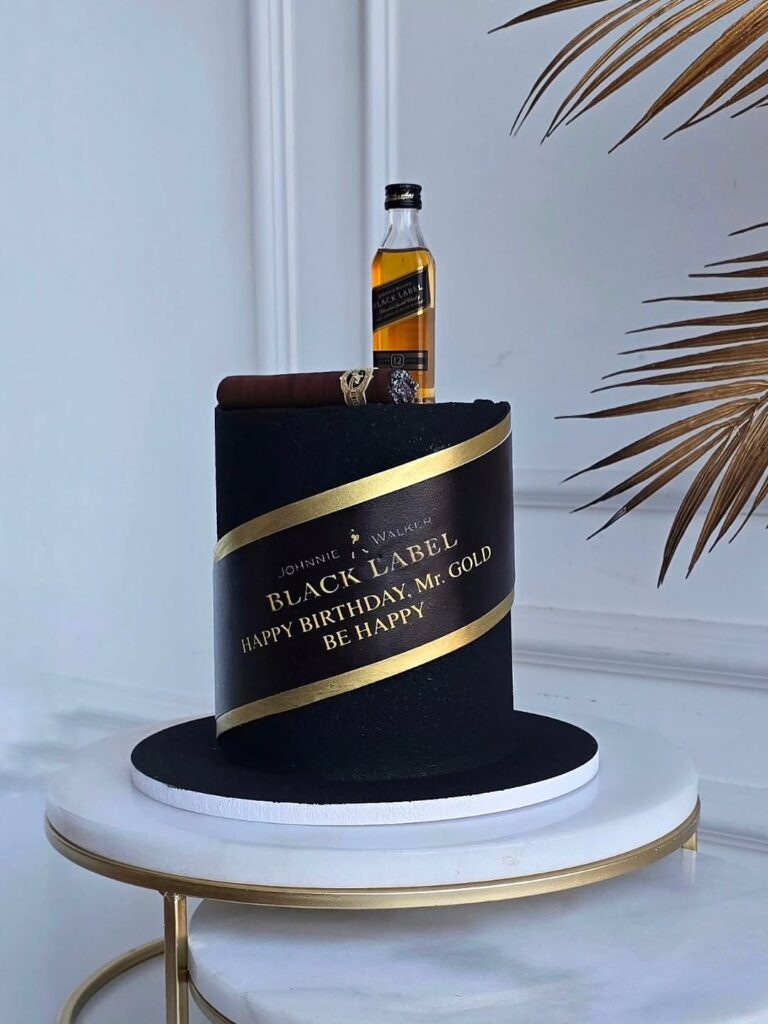 Торт украшен сигарой и виски Торт прикрашений сигарою та віскі